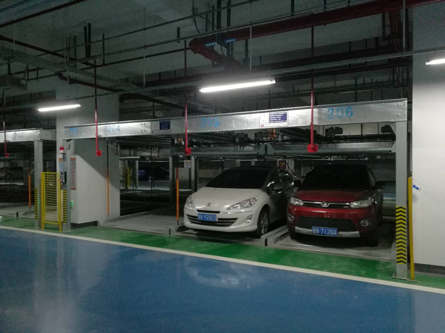 商(shang)圈助(zhu)手，立體(ti)停(ting)車(chē)庫(kù)